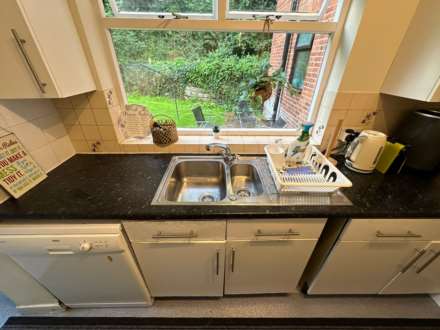 Room 1: 15 Sycamore Road, Guildford, GU1 1HJ, Image 14