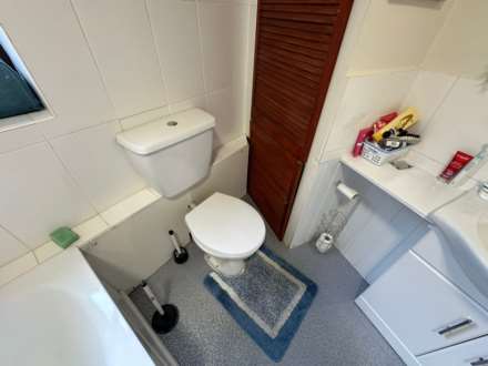 Room 1: 15 Sycamore Road, Guildford, GU1 1HJ, Image 15