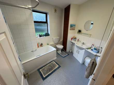 Room 1: 15 Sycamore Road, Guildford, GU1 1HJ, Image 16