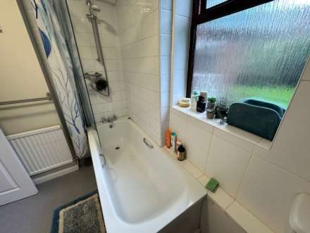 Room 1: 15 Sycamore Road, Guildford, GU1 1HJ, Image 18