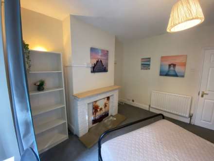 Room 1: 15 Sycamore Road, Guildford, GU1 1HJ, Image 4