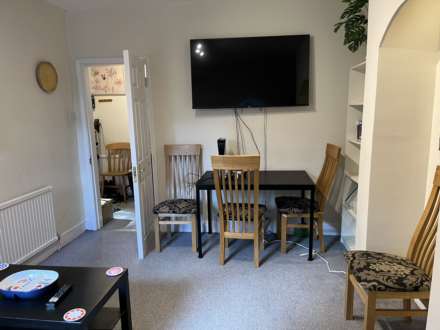 Room 3: 15 Sycamore Road, Guildford, GU1 1HJ, Image 12