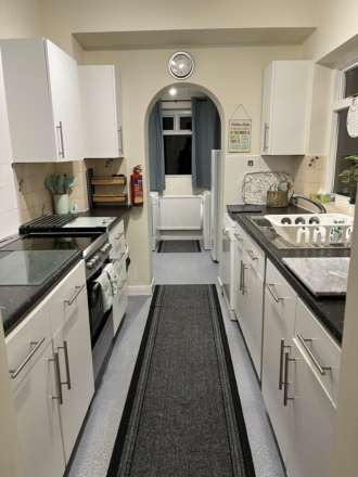 Room 3: 15 Sycamore Road, Guildford, GU1 1HJ, Image 14