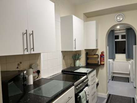 Room 3: 15 Sycamore Road, Guildford, GU1 1HJ, Image 15