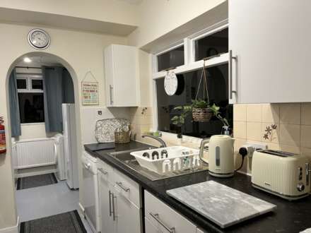 Room 3: 15 Sycamore Road, Guildford, GU1 1HJ, Image 16