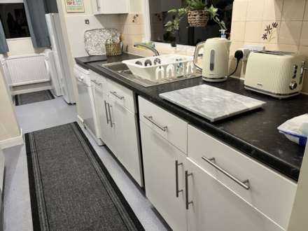 Room 3: 15 Sycamore Road, Guildford, GU1 1HJ, Image 17