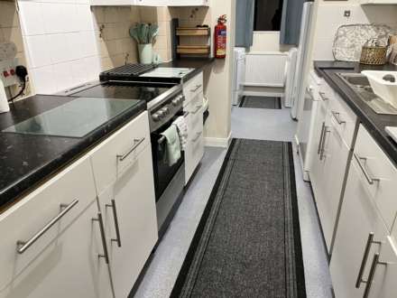 Room 3: 15 Sycamore Road, Guildford, GU1 1HJ, Image 18