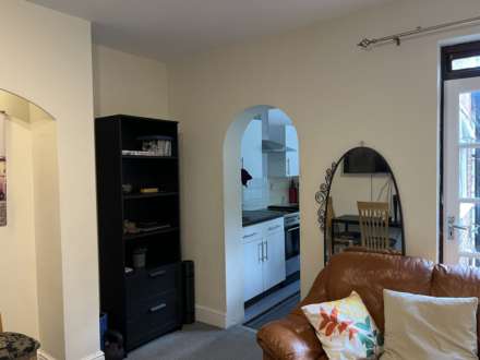 Room 3: 15 Sycamore Road, Guildford, GU1 1HJ, Image 9