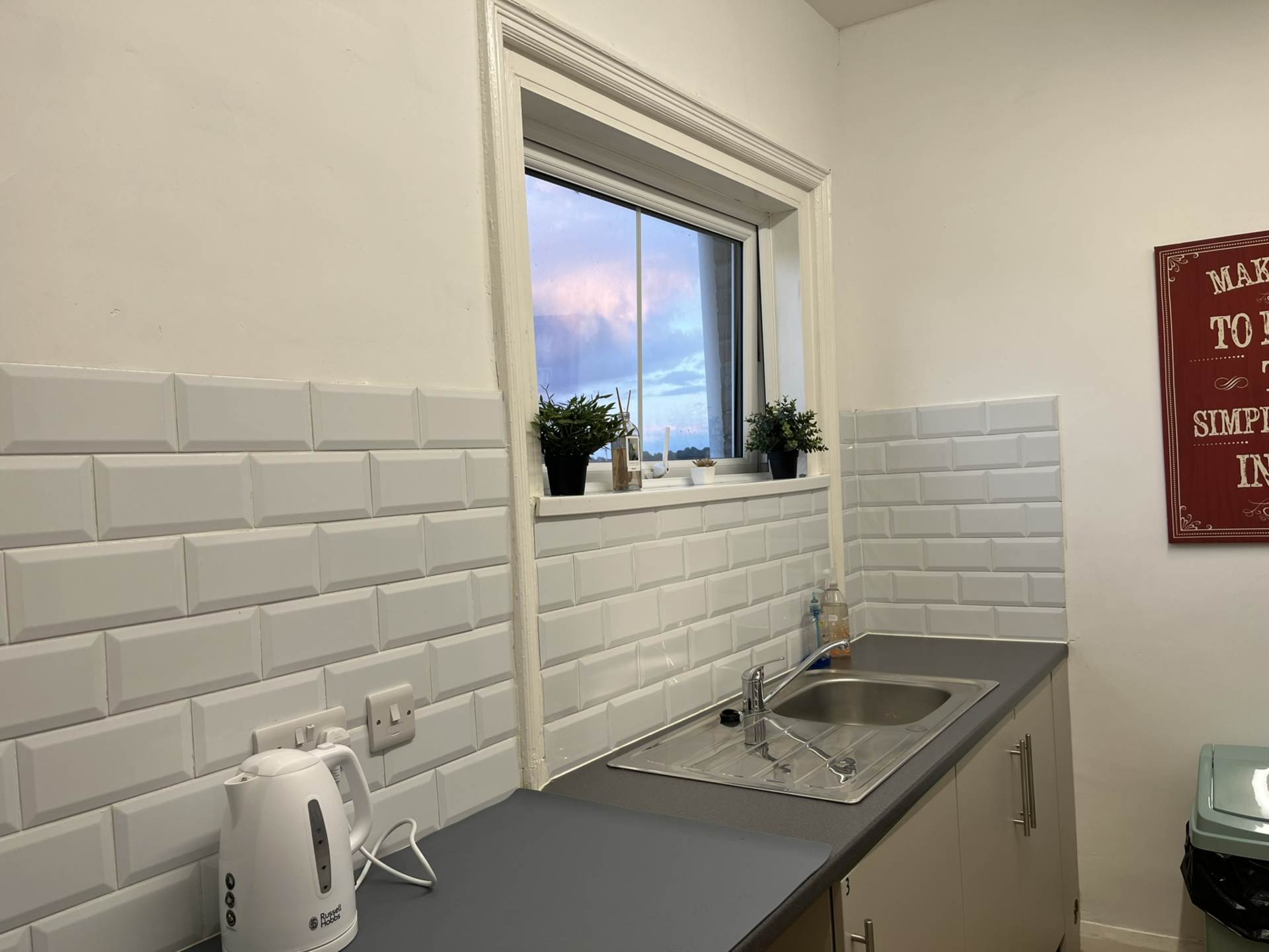 Room 1: 108A High Street, Godalming, GU7 1DW, Image 16