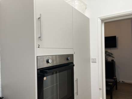 Room 2: 108A High Street, Godalming, GU7 1DW, Image 17