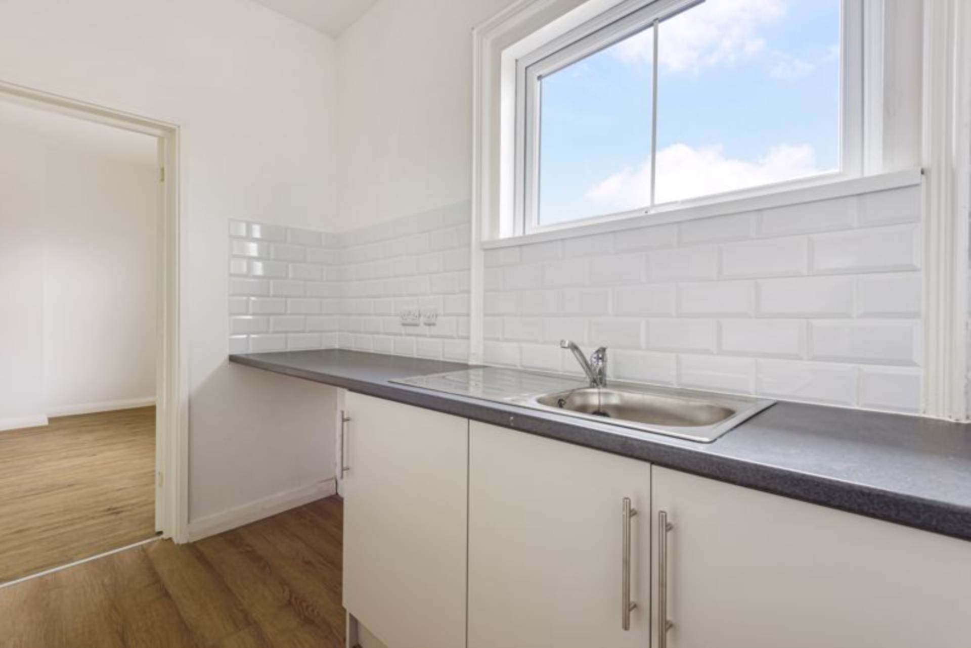 Room 3: 108A High Street, Godalming, GU7 1DW, Image 4