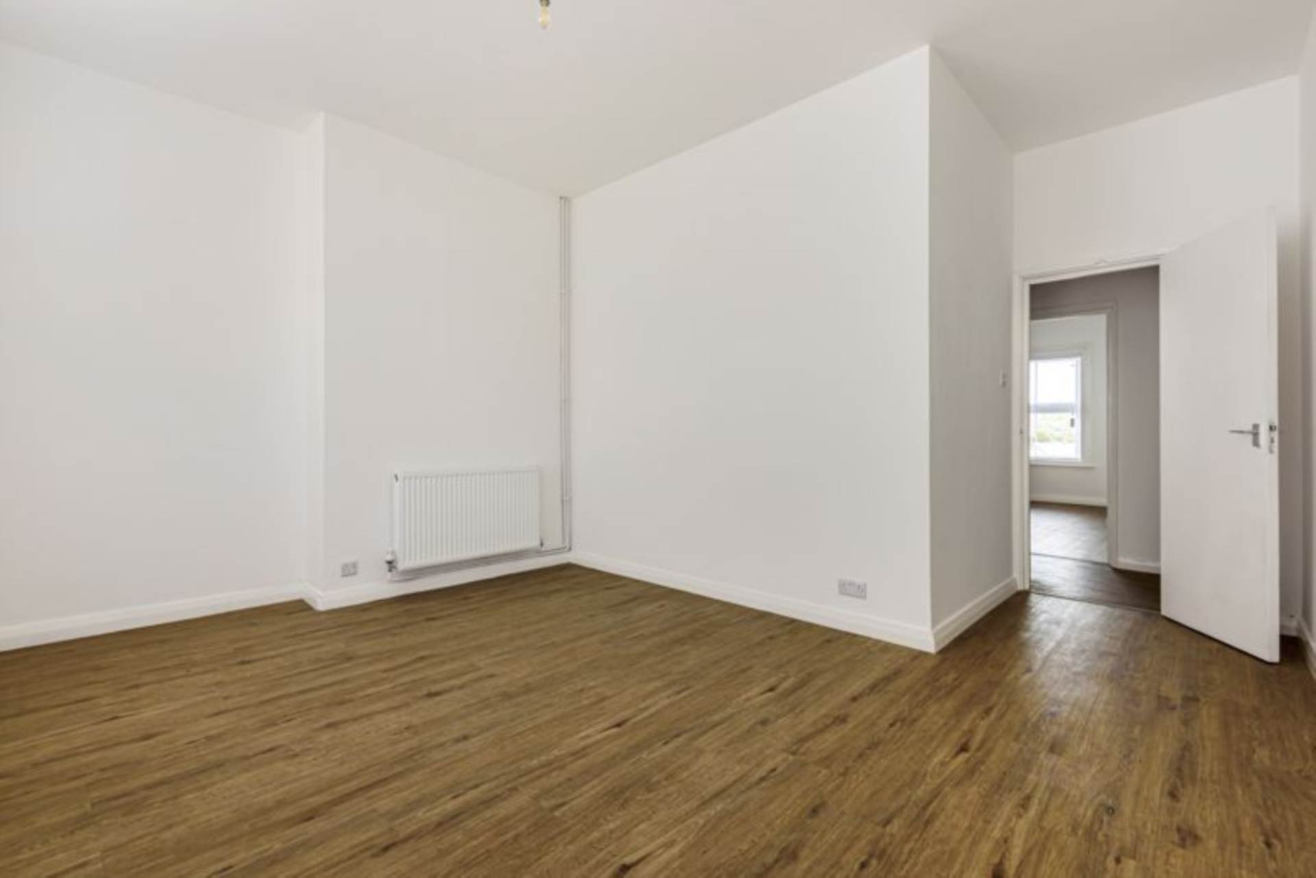 Room 3: 108A High Street, Godalming, GU7 1DW, Image 8