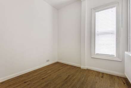 Room 3: 108A High Street, Godalming, GU7 1DW, Image 7