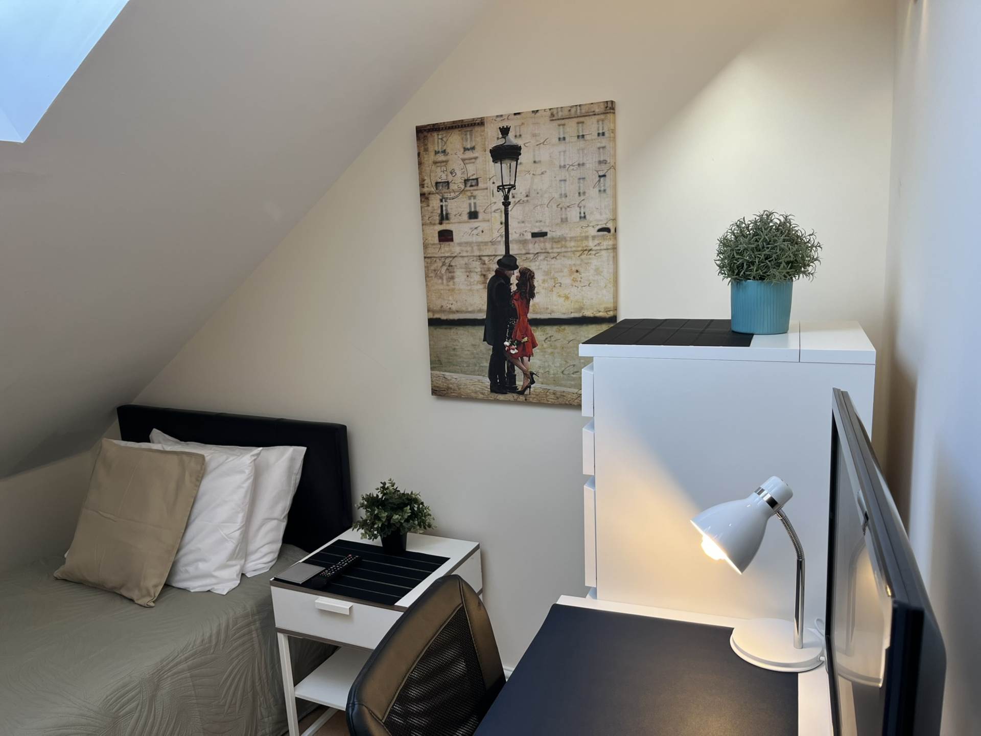 Room 2, Willowbrook, Great George Street, Godalming GU7 1EE, Image 2