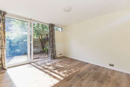 1 Bedroom Flat, Delawyck Crescent, London