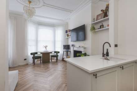 First Floor Flat, Hemberton Road, London, Image 9
