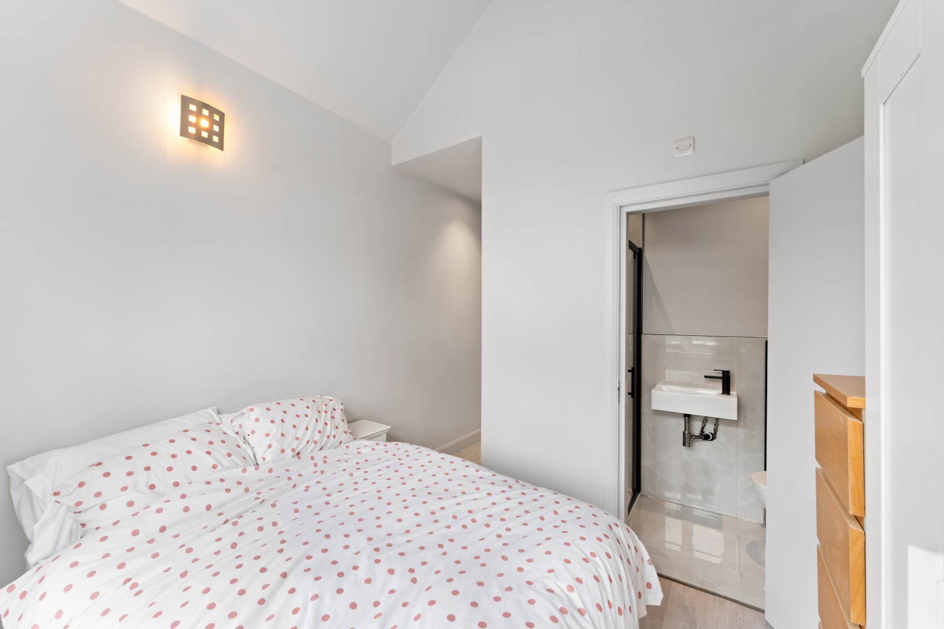 Sutherland Grove, London, Image 11