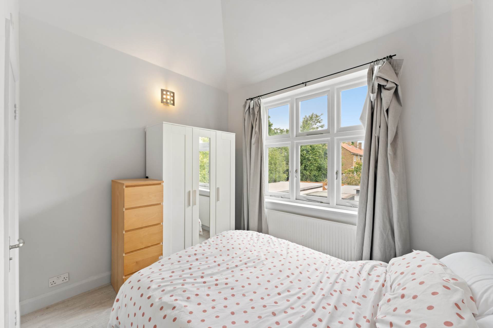 Sutherland Grove, London, Image 4
