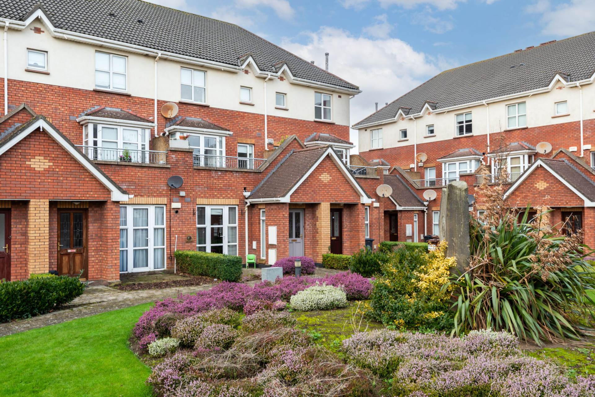 44 Boroimhe Maples, Swords