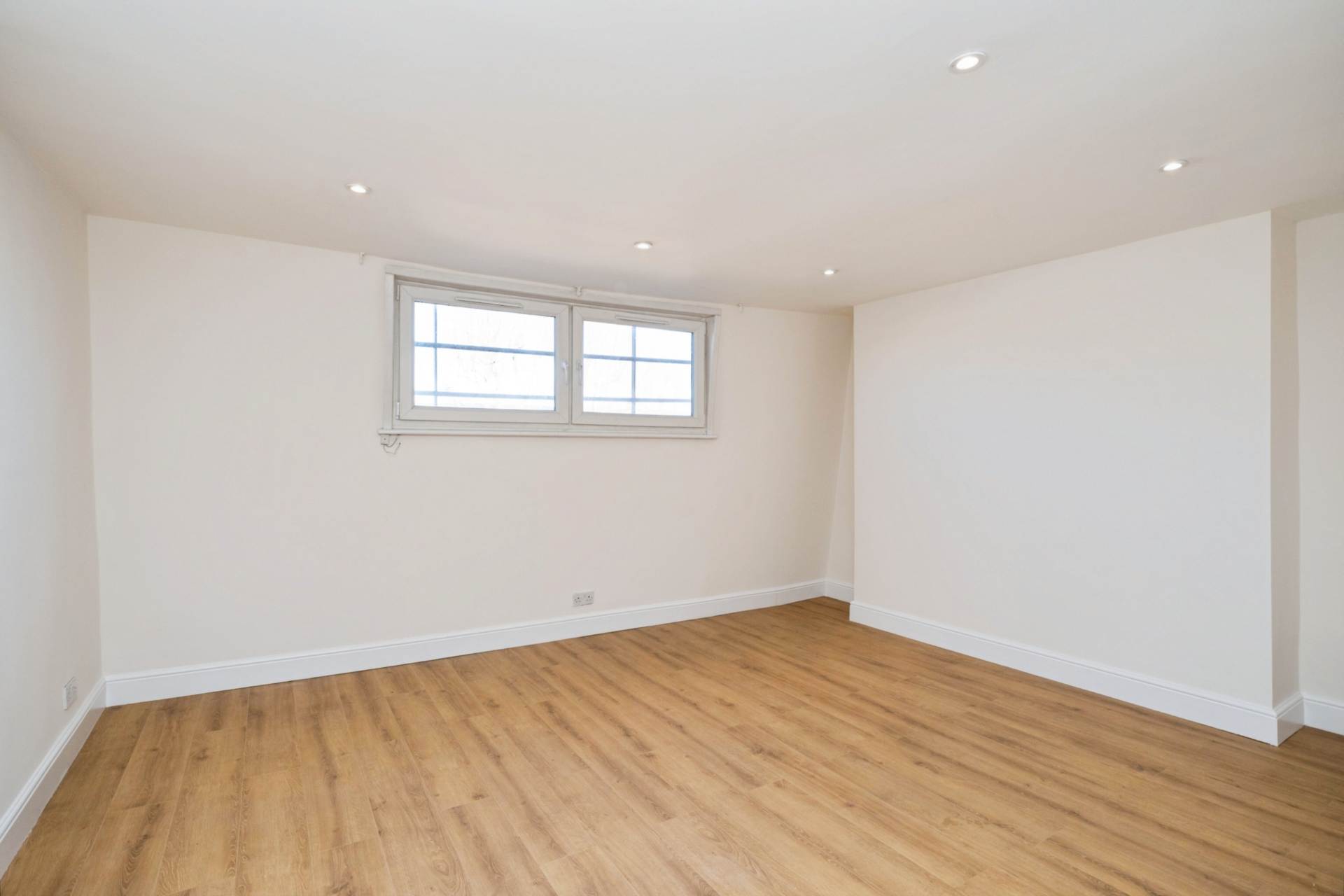 Mile End Road, London, Image 13