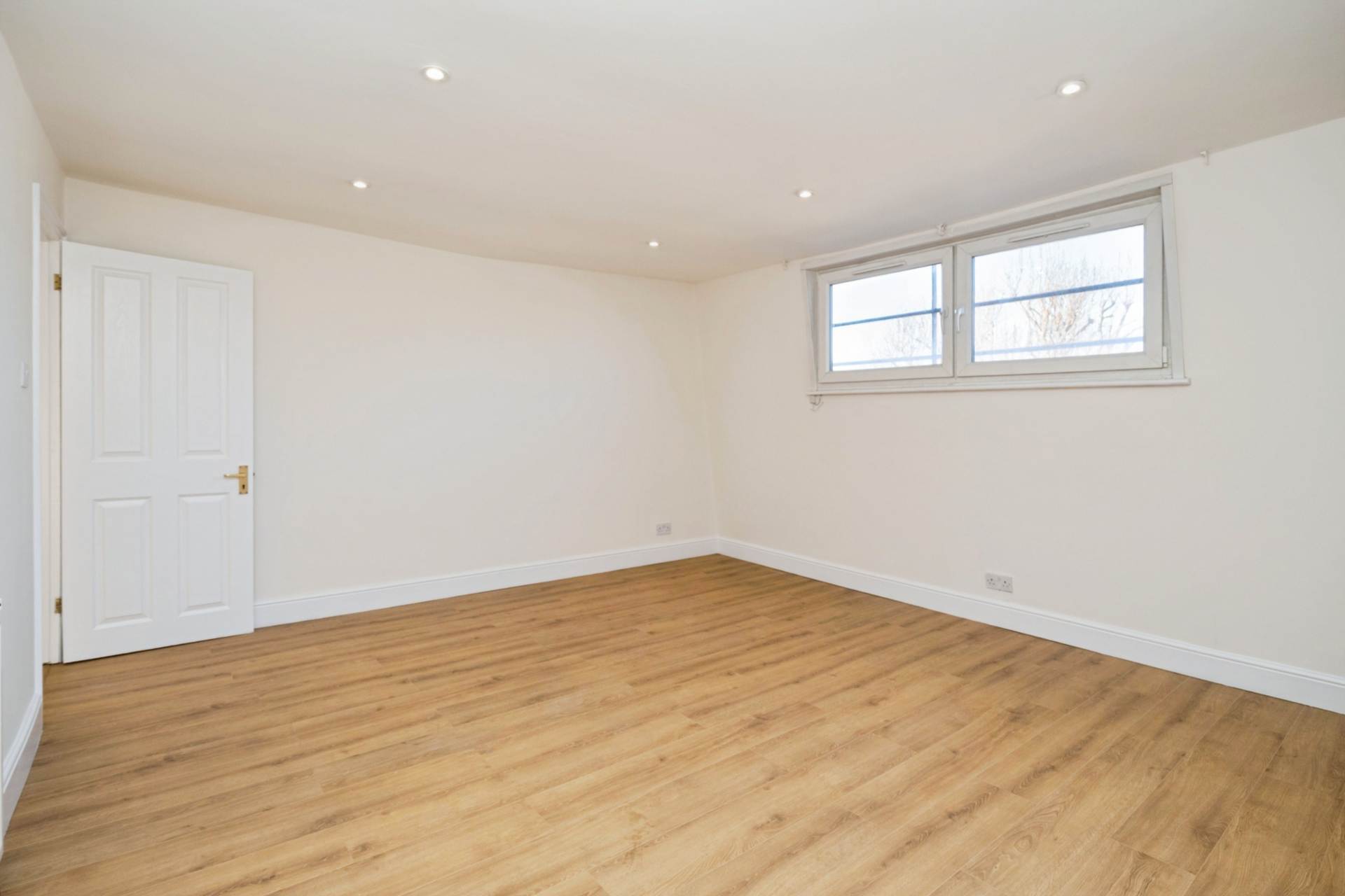 Mile End Road, London, Image 15