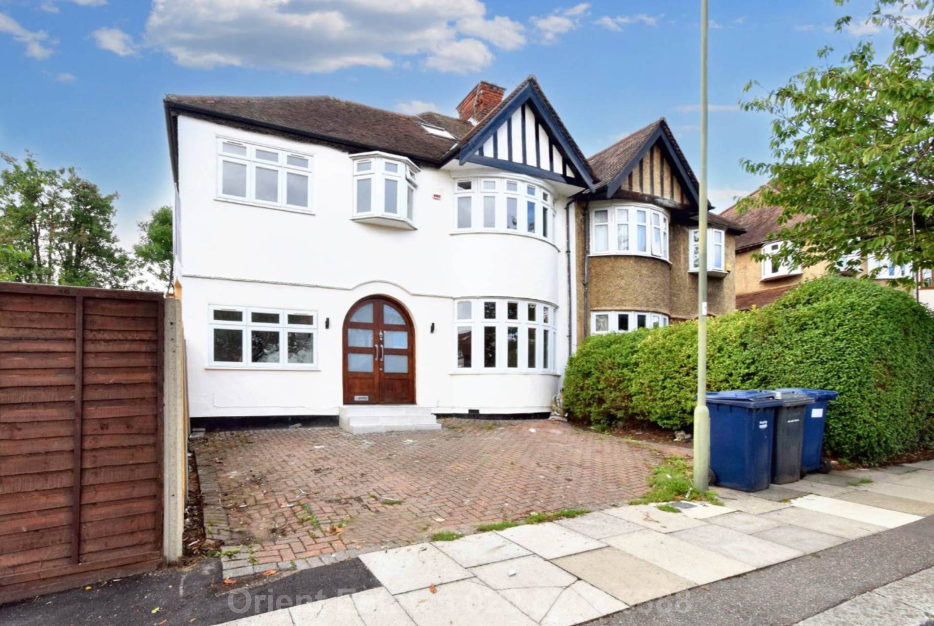 Meadow Drive, London, Image 1