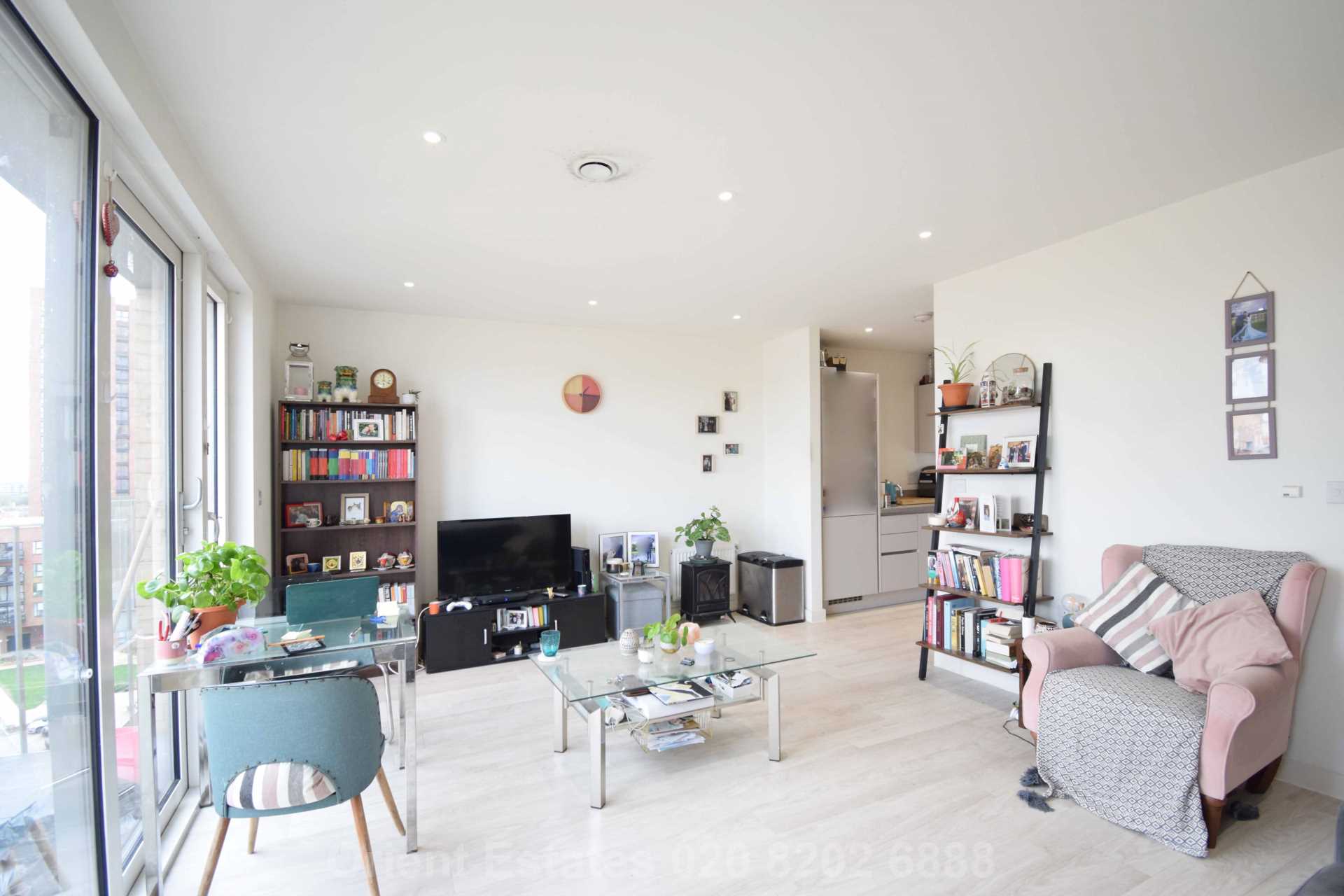 Moorhen Drive, London, Image 3