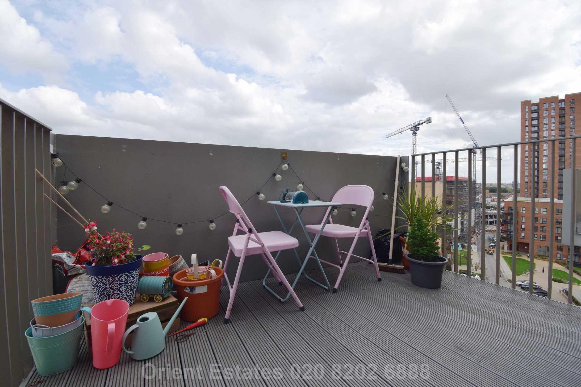 Moorhen Drive, London, Image 5