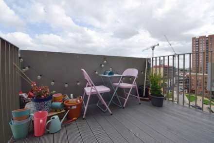 Moorhen Drive, London, Image 5