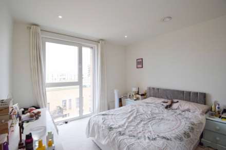 Moorhen Drive, London, Image 7