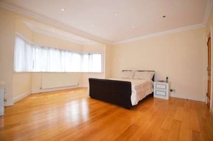 Rundell Crescent, London, Image 5