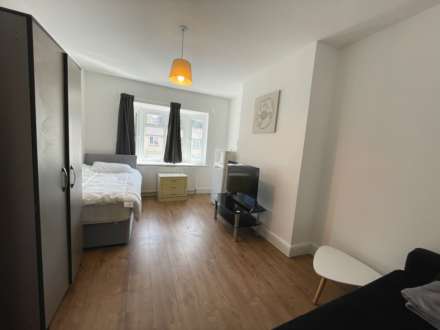 2 Bedroom Flat, Haylane, Kingsbury