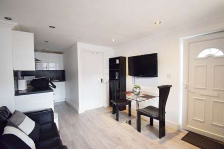 Vaughan Avenue, London, Image 2