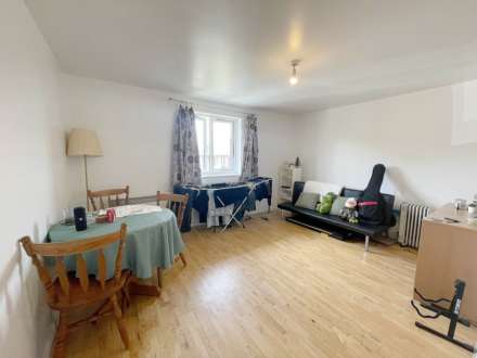 Wenlock Gardens, London, Image 2