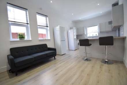 ROOM 2  -  West Road, Westcliff On Sea, Image 6