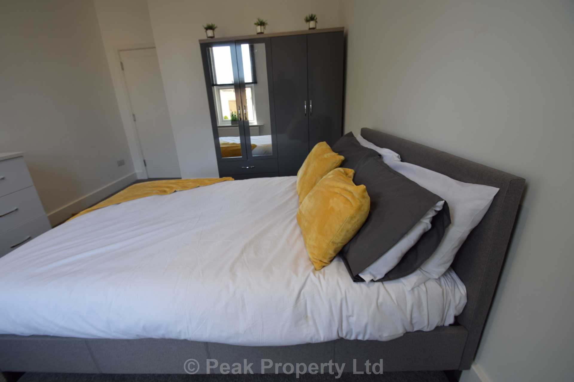 ROOM 6  -  West Road, Westcliff On Sea, Image 1