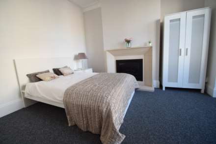 ROOM 1 - Excellent Location - LARGE DOUBLE ROON IN A HOUSE SHARE  - Close to Hospital -  Westborough Road, Image 1