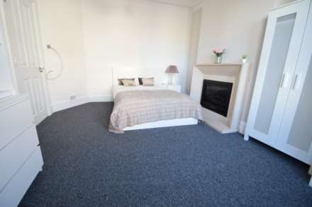 ROOM 1 - Excellent Location - LARGE DOUBLE ROON IN A HOUSE SHARE  - Close to Hospital -  Westborough Road, Image 2