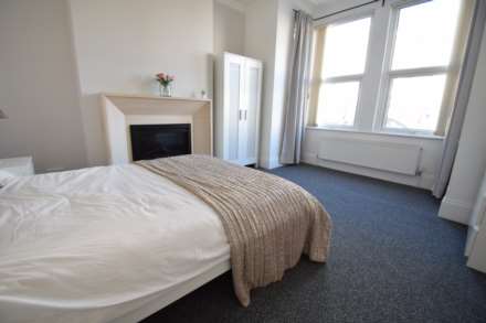 ROOM 1 - Excellent Location - LARGE DOUBLE ROON IN A HOUSE SHARE  - Close to Hospital -  Westborough Road, Image 3