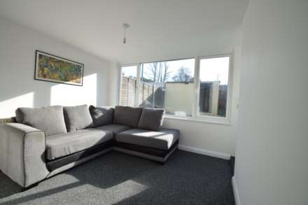 ROOM 1 - Excellent Location - LARGE DOUBLE ROON IN A HOUSE SHARE  - Close to Hospital -  Westborough Road, Image 4