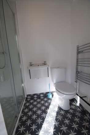 ROOM 1 - Excellent Location - LARGE DOUBLE ROON IN A HOUSE SHARE  - Close to Hospital -  Westborough Road, Image 5