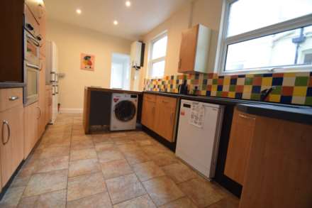 ROOM 1 - Excellent Location - LARGE DOUBLE ROON IN A HOUSE SHARE  - Close to Hospital -  Westborough Road, Image 7