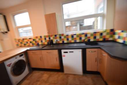 ROOM 1 - Excellent Location - LARGE DOUBLE ROON IN A HOUSE SHARE  - Close to Hospital -  Westborough Road, Image 8