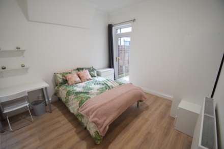 VERY LARGE ROOM IN A HOUSE SHARE - SOUTHCHURCH VILLAGE - Windermere Road, Room2