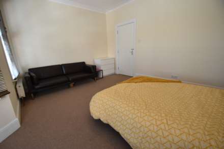 Room 5, Gordon Road, Southend On Sea, Image 2