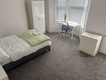 LARGE ROOM AVAILABLE IN A 5 BEDROOM HOUSE SHARE Room 5, 2 Albert Road, Southend On Sea
