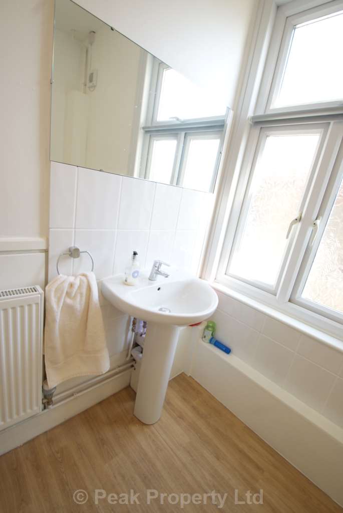 STUDENTS -  5 HUGE ROOMS AVAILABLE!  York Road, Southend On Sea, Image 14