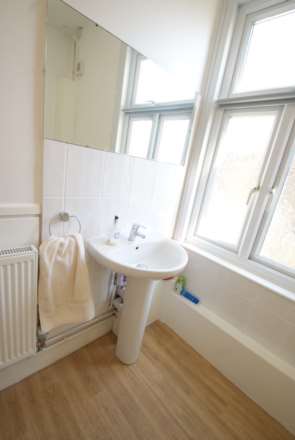 STUDENTS -  5 HUGE ROOMS AVAILABLE!  York Road, Southend On Sea, Image 14