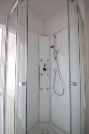 STUNNING APARTMENT WITH PARKING SPACE & EN-SUITE - The Pinnacle, Victoria Avenue, Image 11