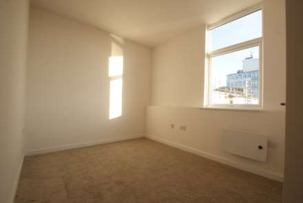 STUNNING APARTMENT WITH PARKING SPACE & EN-SUITE - The Pinnacle, Victoria Avenue, Image 3